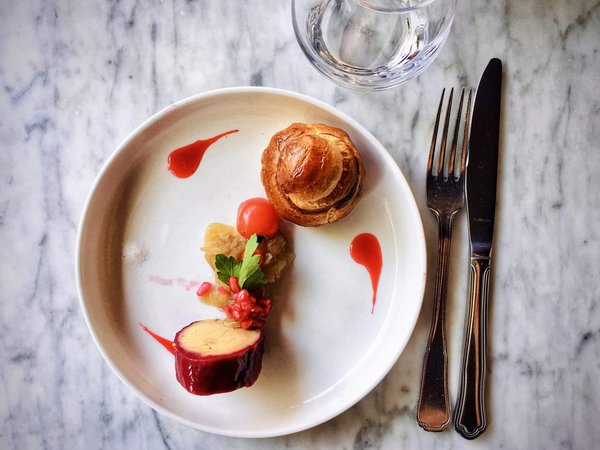 Quels sont les meilleurs conseils pour l'aménagement d'une cuisine ouverte sur un petit salon?